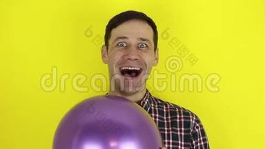 一个有趣，可爱的家伙正在积极地玩<strong>紫色气球</strong>。 一个漂亮的家伙在玩<strong>气球</strong>庆祝他的生日。 一个门廊